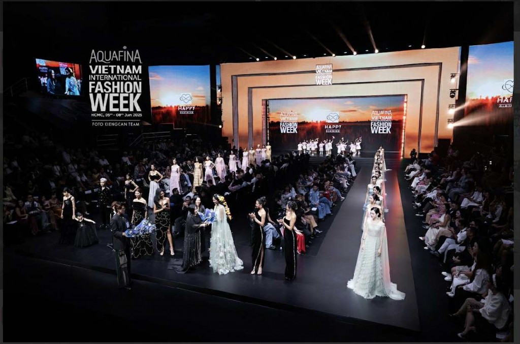 H’Hen Niê catwalk trên nền nhạc MV “Con sinh ra là để phi thường”