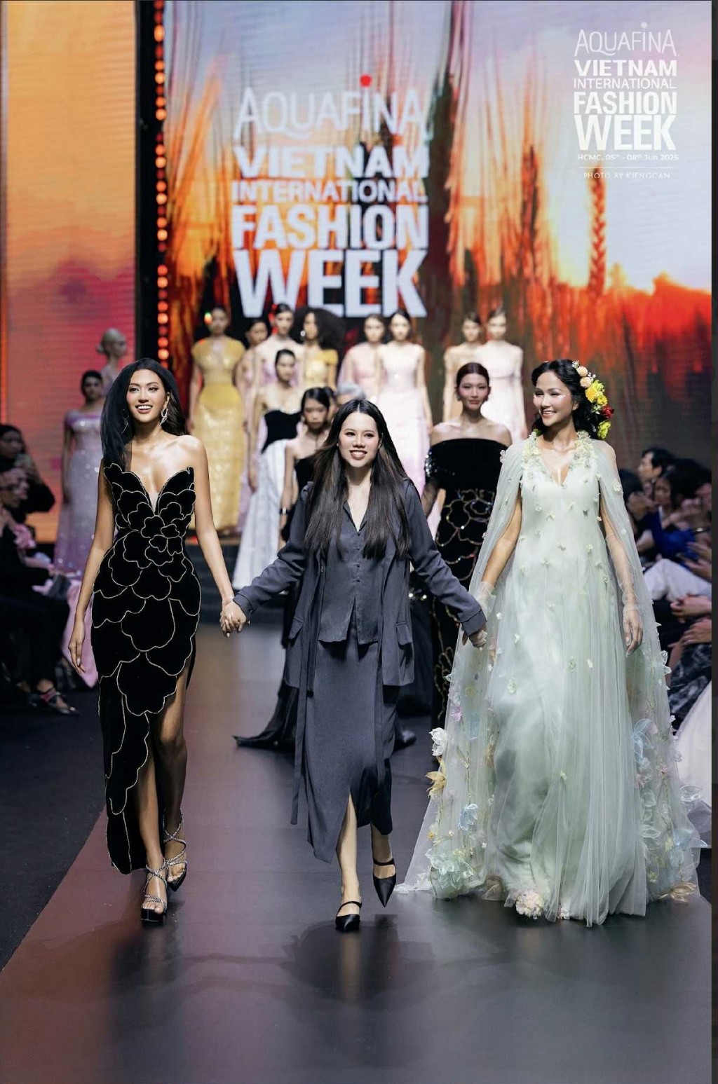 H’Hen Niê catwalk trên nền nhạc MV “Con sinh ra là để phi thường”
