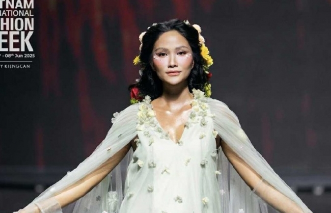 H’Hen Niê catwalk trên nền nhạc MV “Con sinh ra là để phi thường”