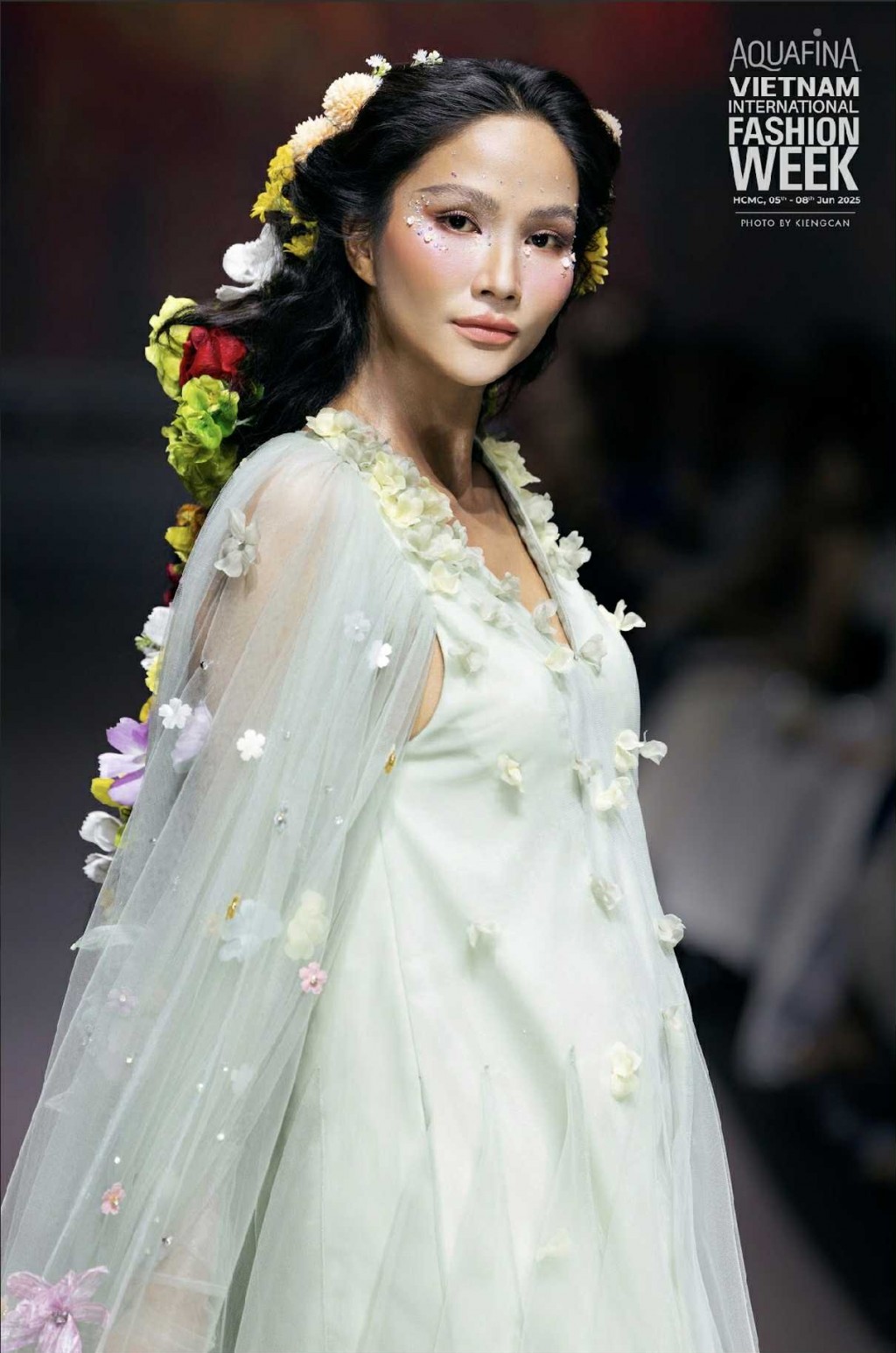 H’Hen Niê catwalk trên nền nhạc MV “Con sinh ra là để phi thường”