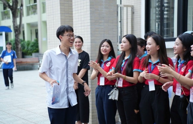 Thí sinh Hà Nội hoàn thành môn Ngoại ngữ, một học sinh bị đình chỉ