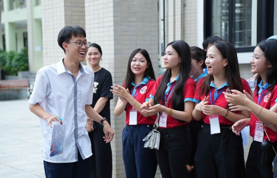 Thí sinh Hà Nội hoàn thành môn Ngoại ngữ, một học sinh bị đình chỉ