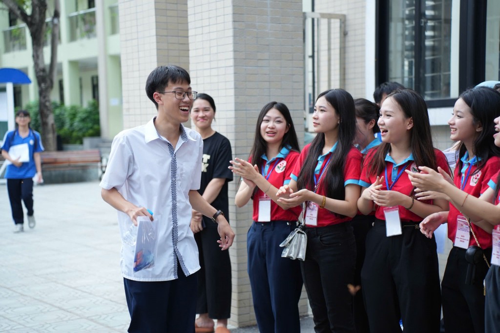 Thí sinh rạng rỡ rời khỏi phòng thi chiều 7/6. Ảnh: Phạm Mạnh