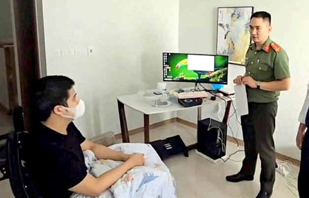 Cận cảnh kho hàng điện tử giả mạo thương hiệu nổi tiếng
