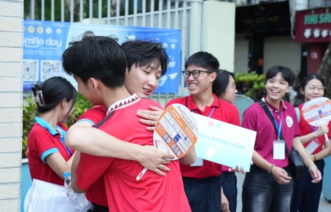Cái nắm tay vội vàng và lời động viên chân thành...