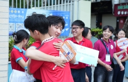 Cái nắm tay vội vàng và lời động viên chân thành...