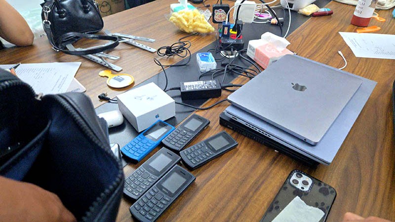 Cận cảnh kho hàng điện tử giả mạo thương hiệu nổi tiếng