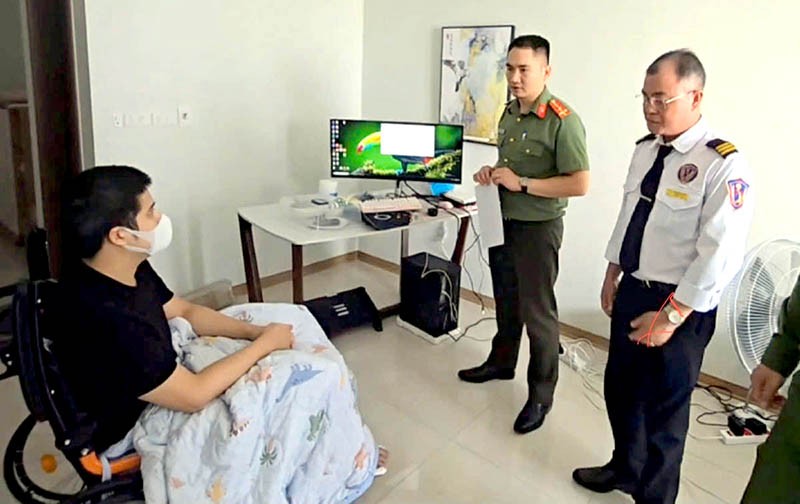 Lực lượng chức năng kiểm tra kho hàng của đối tượng Lê Hữu Minh (Ảnh CACC)