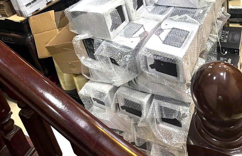 Cận cảnh kho hàng điện tử giả mạo thương hiệu nổi tiếng