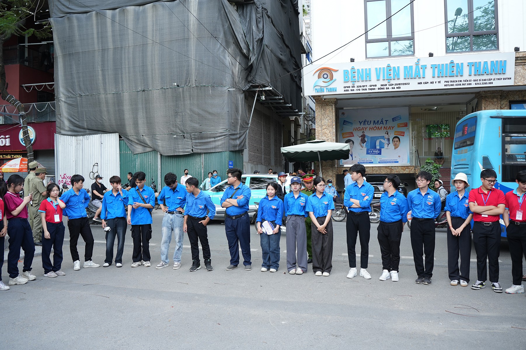 Tại các buổi kết thúc kỳ thi, hàng rào tình nguyện viên sẽ giúp thí sinh rời khỏi điểm thi an toàn cũng như đảm bảo không ùn tắc giao thông Tại các buổi kết thúc kỳ thi, hàng rào tình nguyện viên sẽ giúp thí sinh rời khỏi điểm thi an toàn cũng như đảm bảo không ùn tắc giao thông