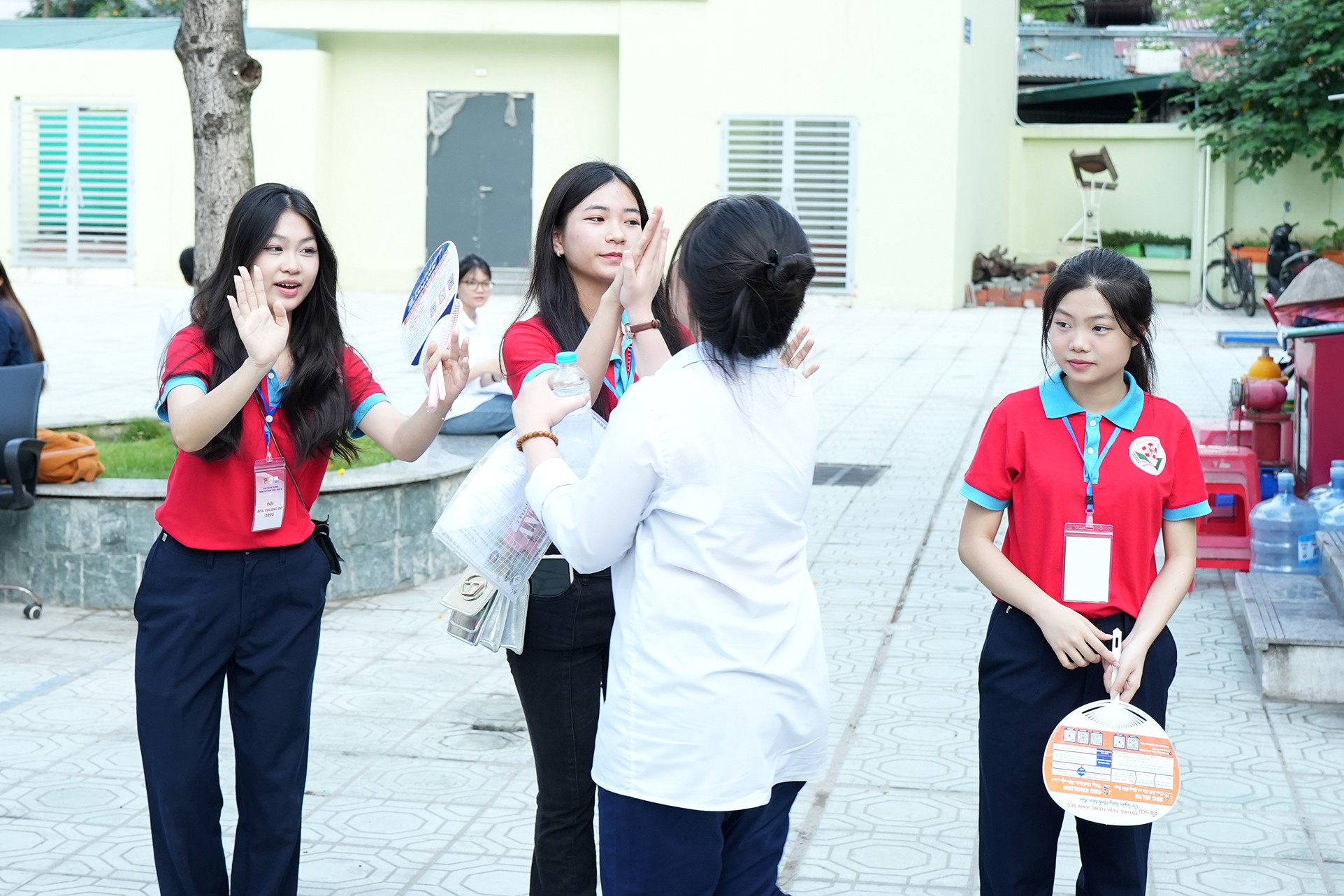 Tình nguyện viên truyền lửa cho các sĩ tử 2k10 Tình nguyện viên truyền lửa cho các sĩ tử 2k10