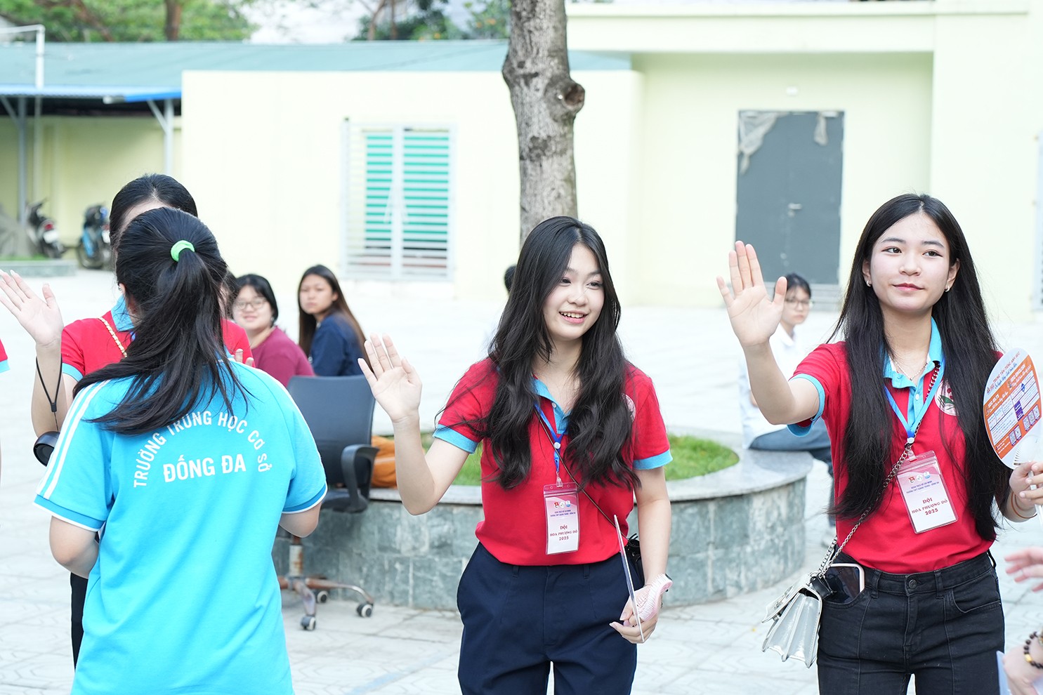 Cái nắm tay vội vàng và lời động viên chân thành...
