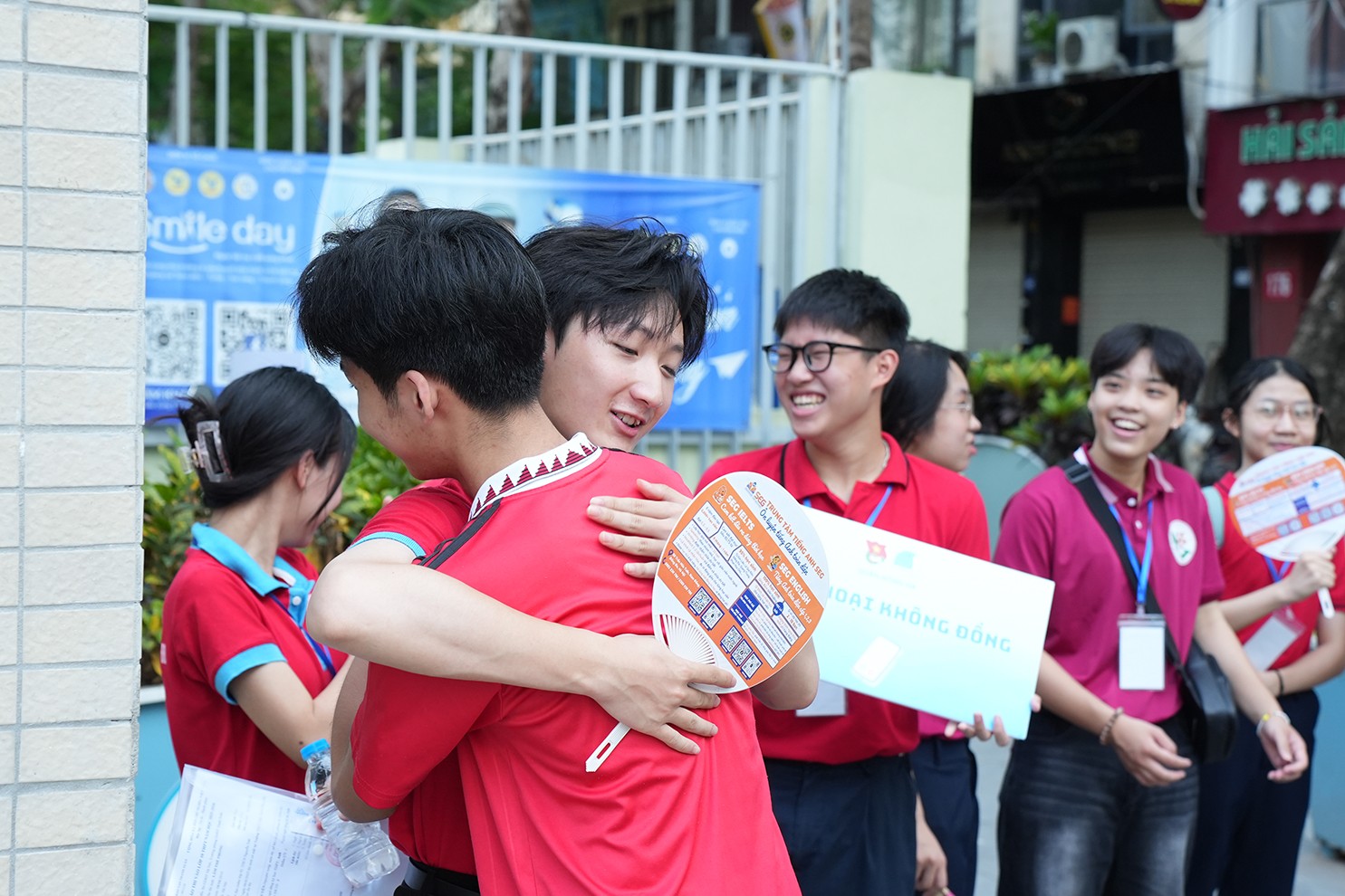 Tiếp thêm sức mạnh cho thí sinh qua cái ôm thật chặt Tiếp thêm sức mạnh cho thí sinh qua cái ôm thật chặt