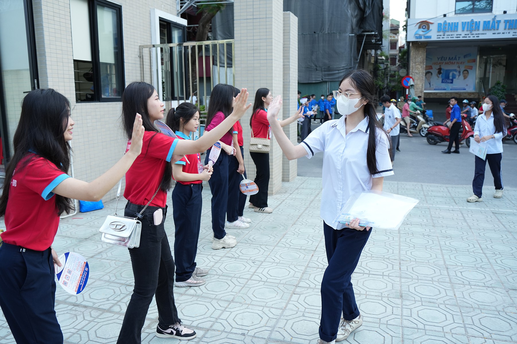 Những cái chạm tay đầy hạnh phúc, tiếp sức cho thí sinh vượt vũ môn thành công Những cái chạm tay đầy hạnh phúc, tiếp sức cho thí sinh vượt vũ môn thành công