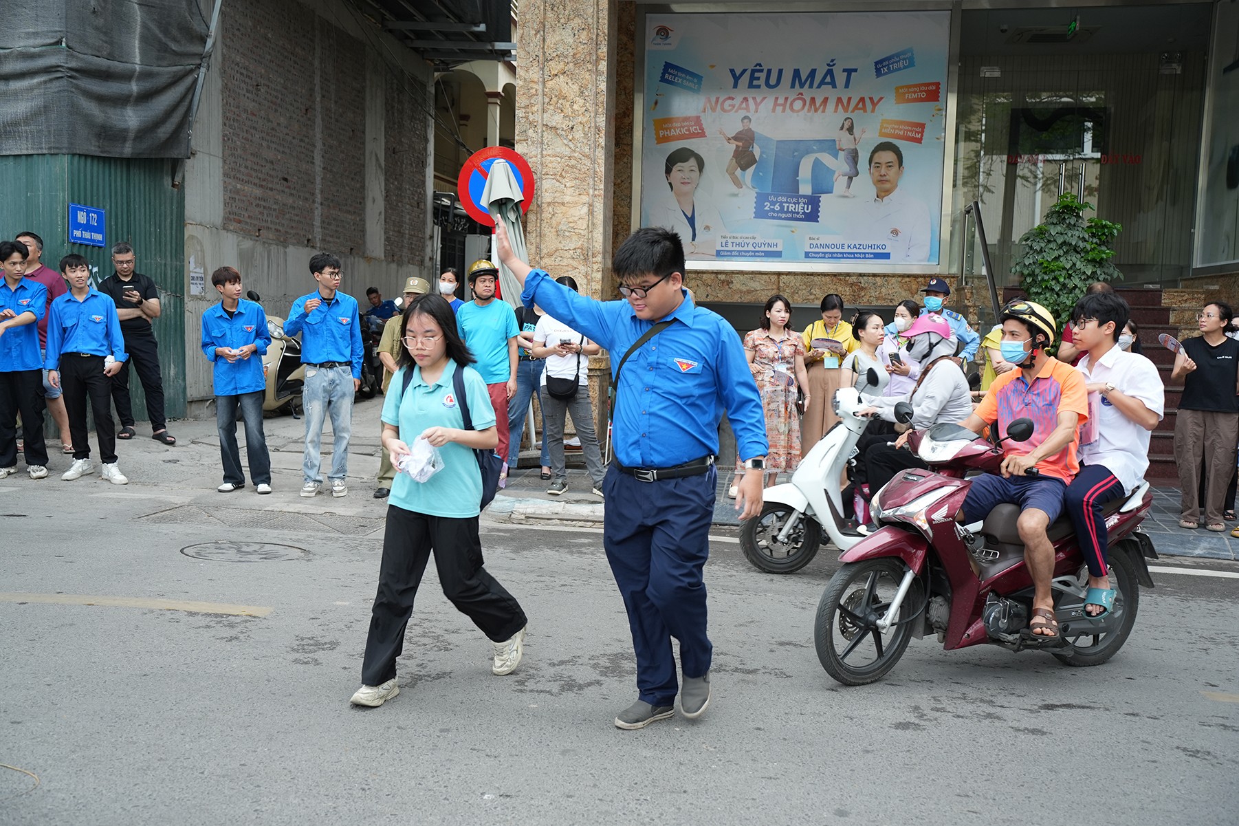 Lực lượng áo xanh hỗ trợ thí sinh qua đường an toàn Lực lượng áo xanh hỗ trợ thí sinh qua đường an toàn
