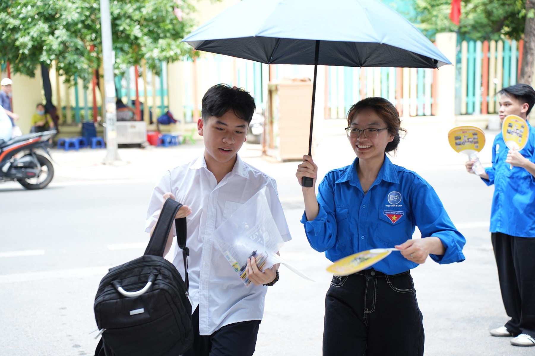 Thời tiết nắng nóng nên những chiếc ô từ trạm tiếp sức áo xanh càng trở lên ý nghĩa Thời tiết nắng nóng nên những chiếc ô từ trạm tiếp sức áo xanh càng trở lên ý nghĩa