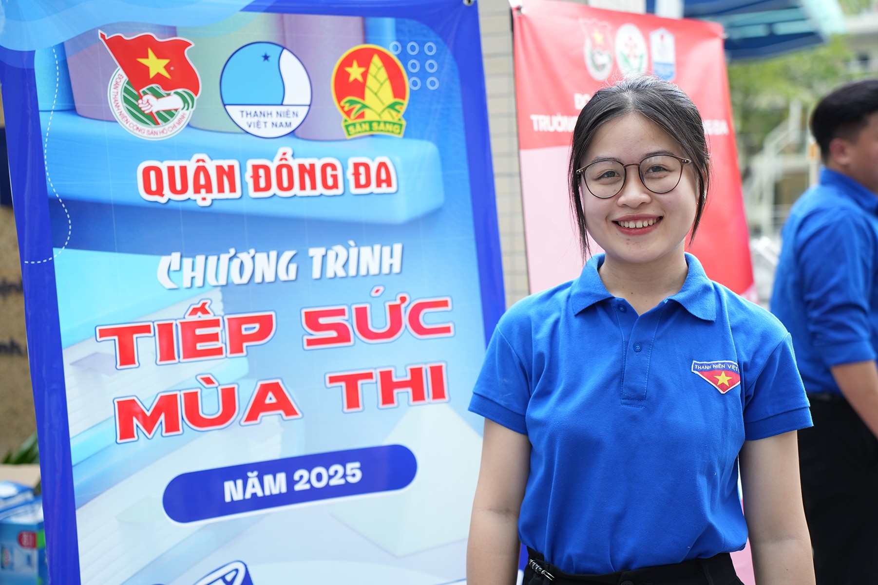 Các nữ tình nguyện viên với nụ cười tươi không ngại nắng gió Các nữ tình nguyện viên với nụ cười tươi không ngại nắng gió