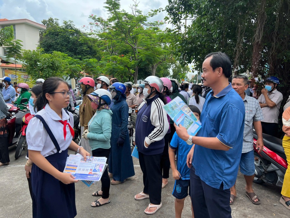 Phụ huynh mừng rỡ khi con hoàn thành tốt các bài thi.