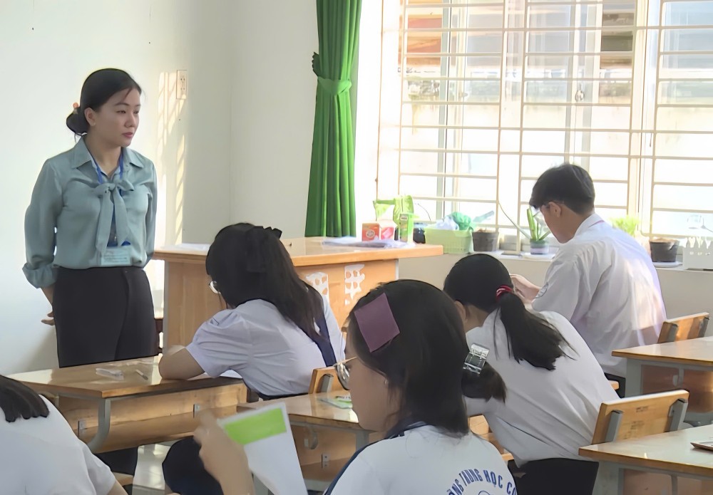 Thí sinh làm thủ tục trước giờ thi môn toán