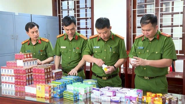Lực lượng chức năng kiểm tra các sản phẩm thuốc có dấu hiệu vi phạm