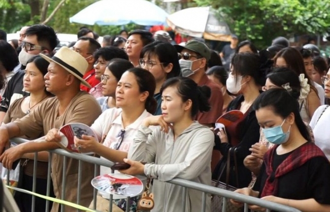 Bên ngoài cánh cửa áp lực, mẹ luôn dõi theo con...