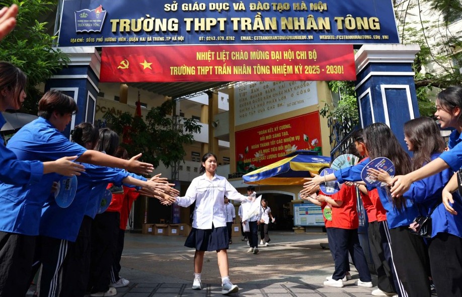 Kỳ thi lớp 10 Hà Nội: Cán mốc 2/3 chặng đường nghiêm túc, an toàn