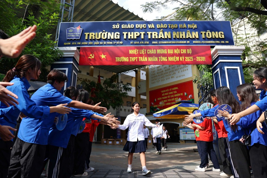 Thí sih phấn khởi khi đã hoàn thành 2/3 chặng đua vào lớp 10 công lập. Ảnh: Đại Thắng