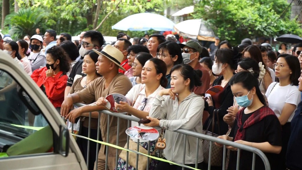 Dù có thể về nhà nhưng nhiều phụ huynh vẫn đứng chờ con bên ngoài cổng trường thi – một sự chờ đợi không lời nhưng đầy yêu thương