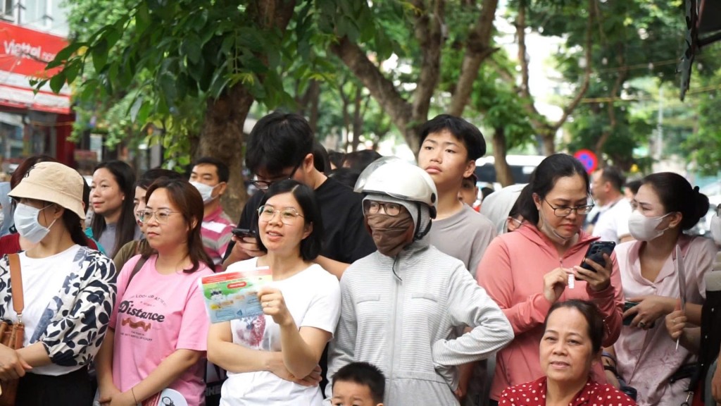 Bên ngoài cánh cổng trường, những ánh mắt dõi theo, tin tưởng vào sự cố gắng của con mình