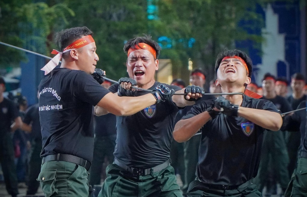 Mãn nhãn đêm trình diễn thứ 2 "Vinh quang Công an Nhân dân"