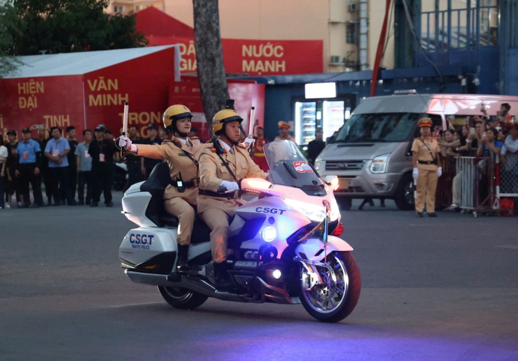 Mãn nhãn đêm trình diễn thứ 2 