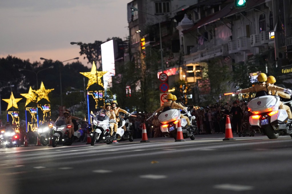 Màn biểu diễn mô tô dẫn đoàn