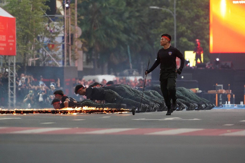 Mãn nhãn đêm trình diễn thứ 2 