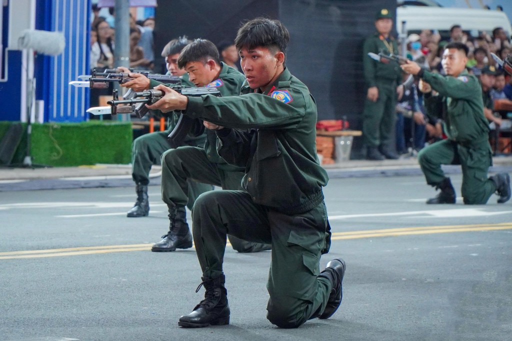 màn phô diễn võ thuật, khí công, kỹ năng sử dụng thành thạo vũ khí, công cụ hỗ trợ của lực lượng Cảnh sát đặc nhiệm