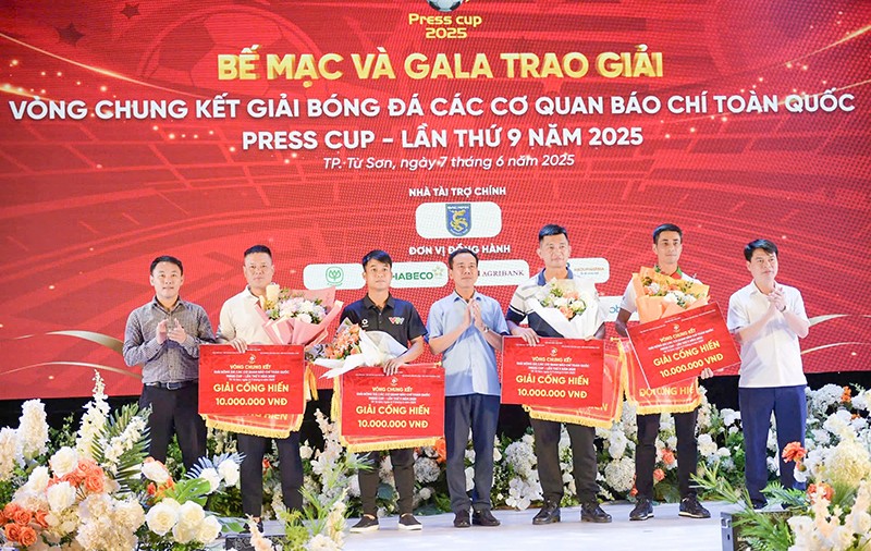 Ban tổ chức trao giải cho các đội bóng