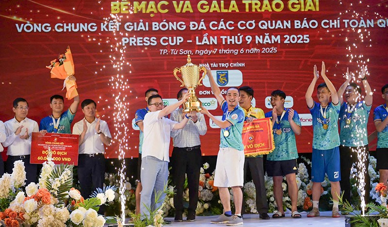 Ông Lê Quốc Minh - Ủy viên Trung ương Đảng, Tổng Biên tập Báo Nhân dân, Phó Trưởng ban Tuyên giáo và Dân vận Trung ương, Chủ tịch Hội Nhà báo Việt Nam, Trưởng Ban Chỉ đạo Press Cup 2025 trao cúp cho đội vô địch