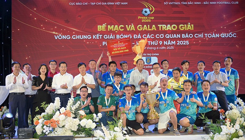 Các đại biểu chúc mừng đội vô địch