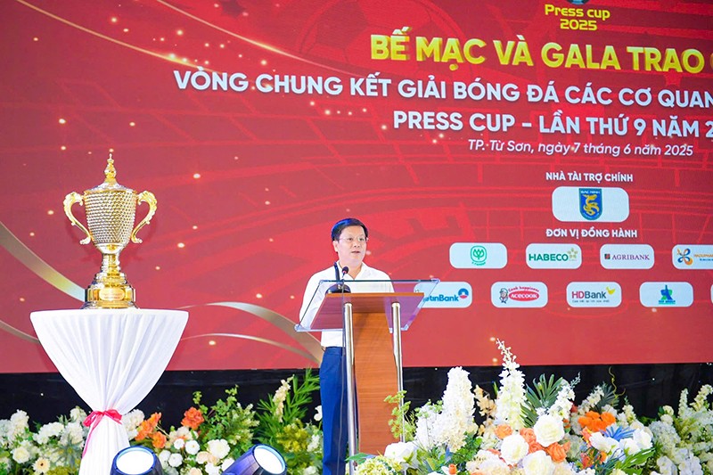 Nhà báo Hồ Minh Chiến - Tổng biên tập Tạp chí Gia đình Việt Nam, Trưởng Ban Tổ chức Press Cup 2025 phát biểu tại lễ trao giải