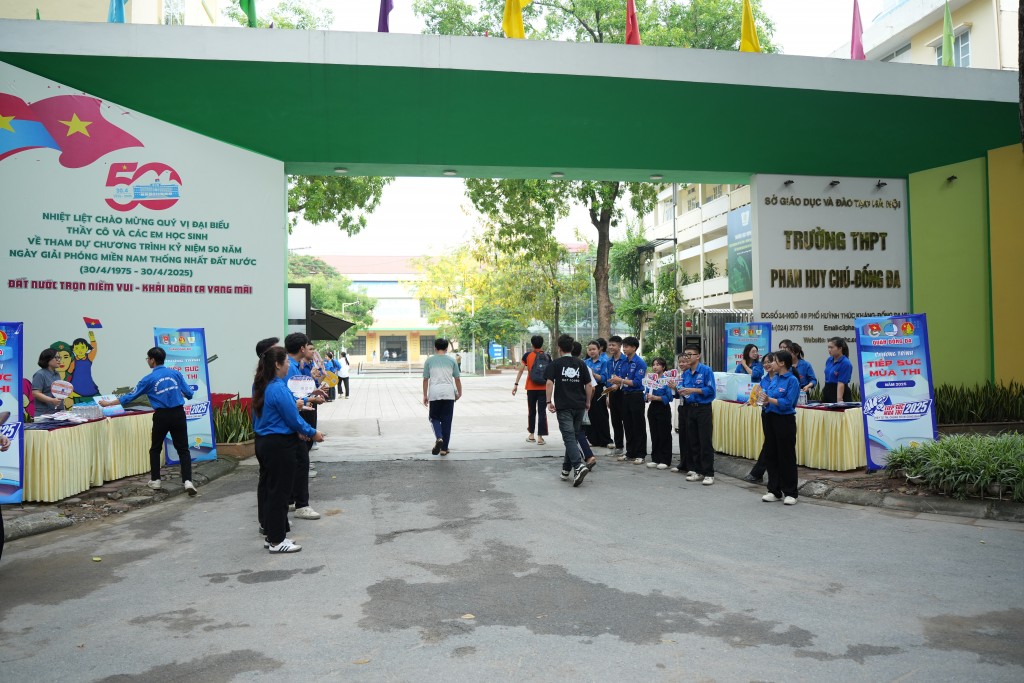Ngay từ sớm, tại điểm thi trường THPT Phan Huy Chú - Đống Đa, các đội hình tiếp sức mùa thi đã sẵn sàng cổ vũ sĩ tử Ngay từ sớm, tại điểm thi trường THPT Phan Huy Chú - Đống Đa, các đội hình tiếp sức mùa thi đã sẵn sàng cổ vũ sĩ tử