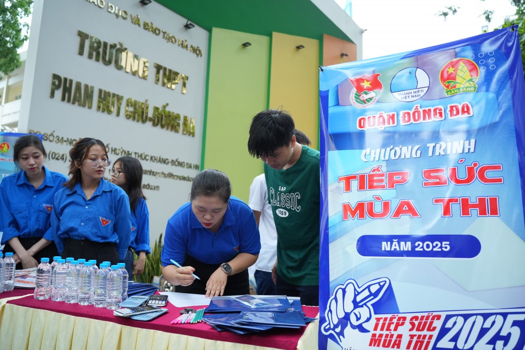 Ở môn thi cuối cùng - môn Toán, nhiều thí sinh quên máy tính, thước kẻ, bút chì,… được tình nguyện viên hỗ trợ cho mượn Ở môn thi cuối cùng - môn Toán, nhiều thí sinh quên máy tính, thước kẻ, bút chì,… được tình nguyện viên hỗ trợ cho mượn