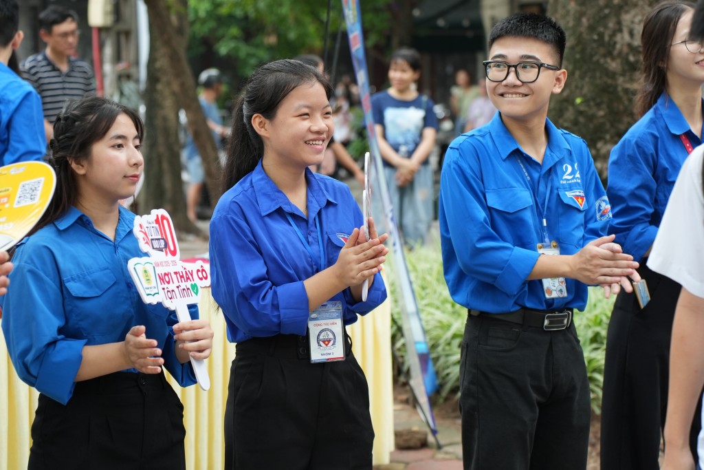 Sự động viên tinh thần từ các tình nguyện viên Sự động viên tinh thần từ các tình nguyện viên