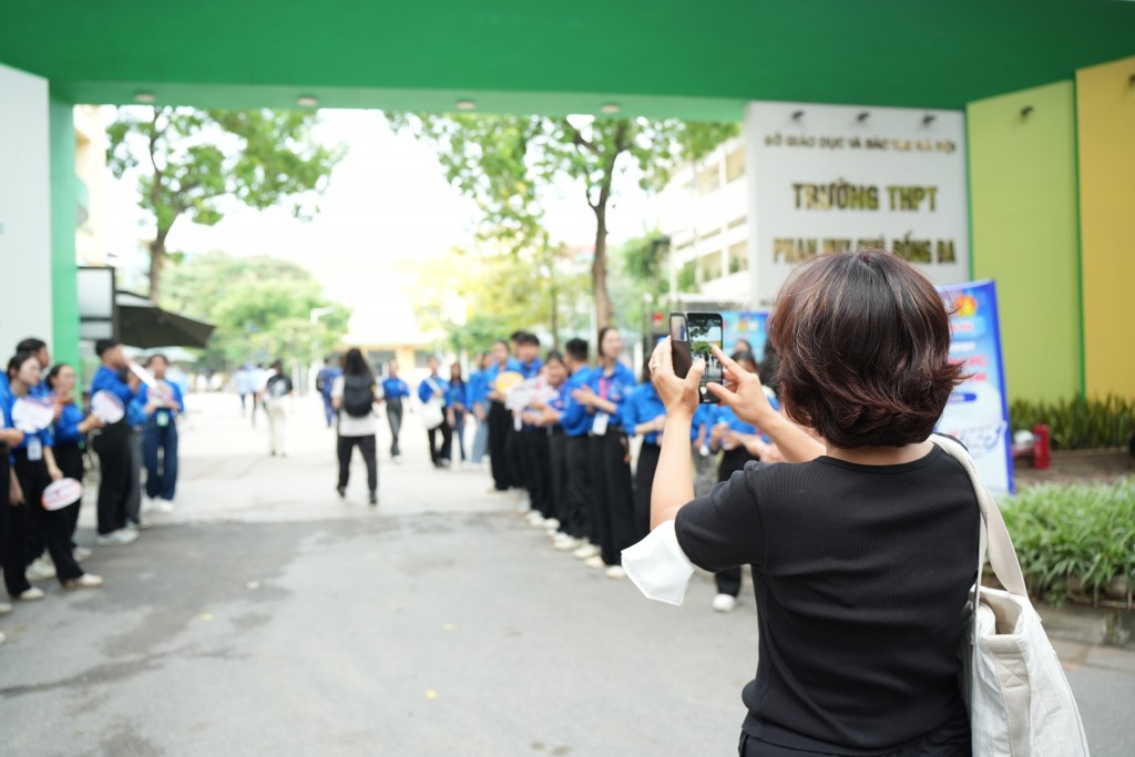 Nhiều phụ huynh ghi lại khoảnh khắc con em bước vào kỳ thi quan trọng nhất Nhiều phụ huynh ghi lại khoảnh khắc con em bước vào kỳ thi quan trọng nhất