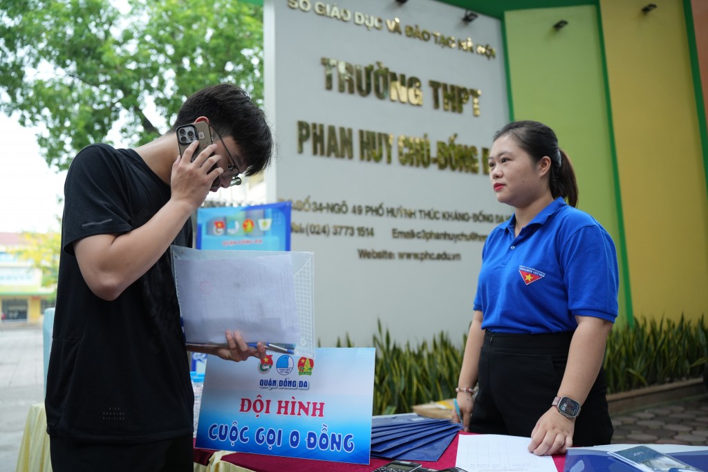 Thí sinh được hỗ trợ gọi điện thoại cho người thân tại điểm thi trường THPT Phan Huy Chú - Đống Đa