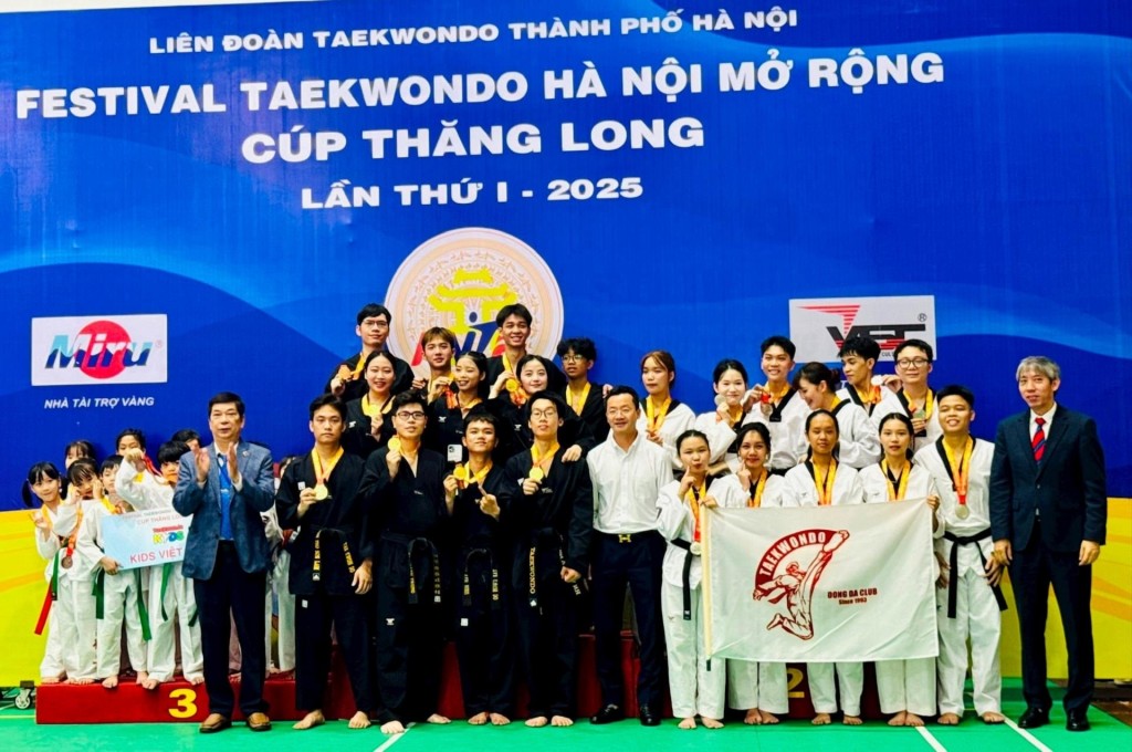 Các đại biểu trao giải nội dung biểu diễn đồng đội (Ảnh: Mai Hoa)