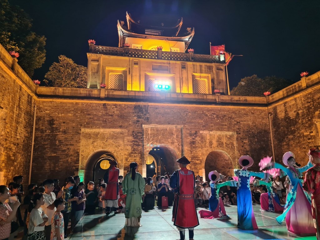 Du khách trải nghiệm tour đêm Hoàng Thành Thăng Long