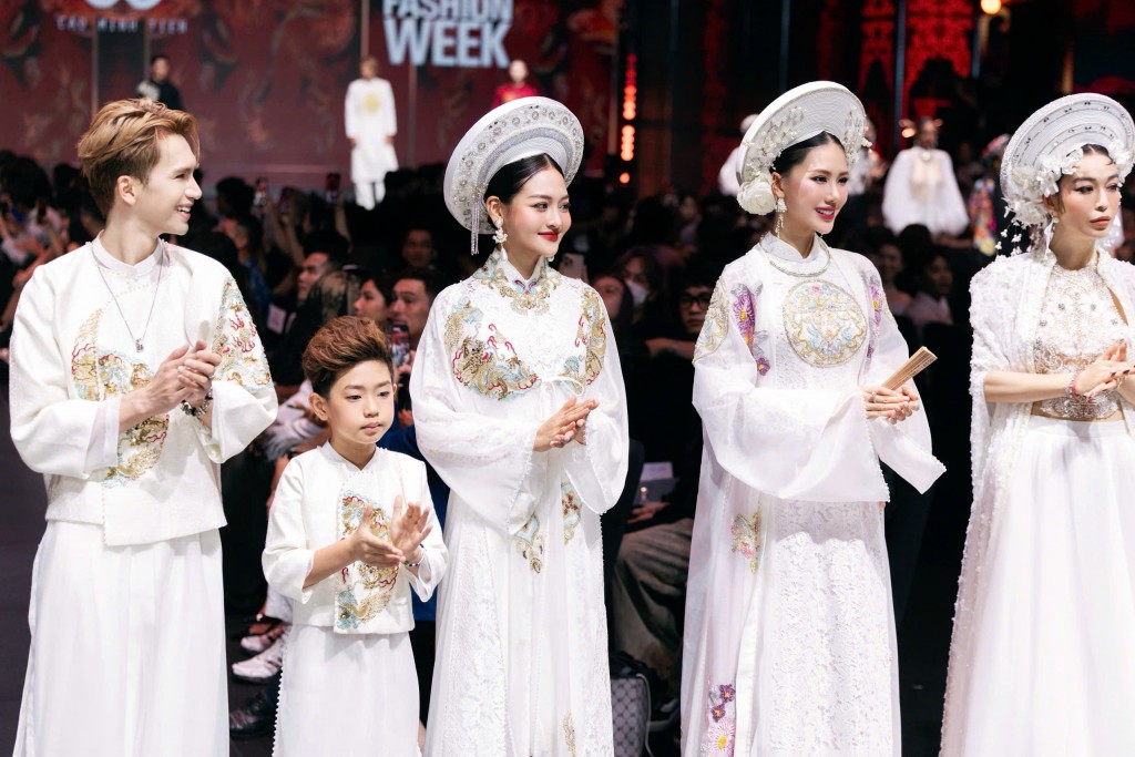 Bùi Khâu Minh Triết tạo ấn tượng mạnh trong show của Cao Minh Tiến