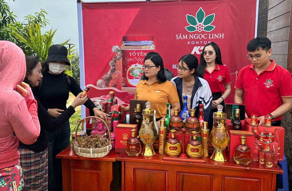 Kon Tum: Khai mạc phiên chợ sâm Ngọc Linh, dược liệu