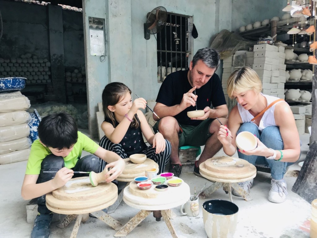 Du khách nước ngoài thích thú với trải nghiệm vuốt gốm tại Bát Tràng