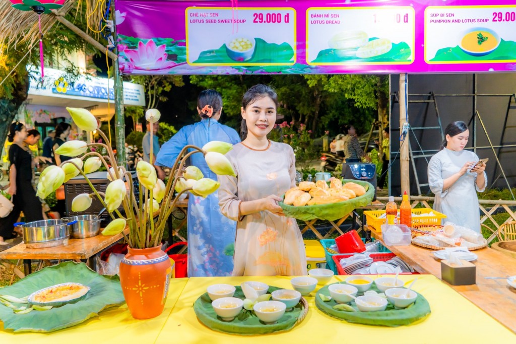 Nhiều hoạt động thu hút du khách tại Ngày hội sen Huế