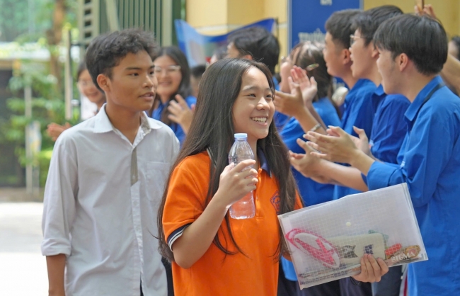 Sỹ tử Thủ đô cười rạng rỡ, hoàn thành bài thi môn Toán